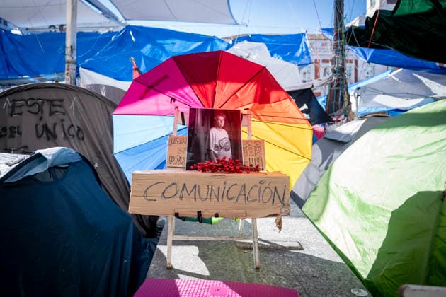Protesters at Sol Square Stand by Their Demands for Affordable Housing Flowers and candles in tribute to Maricarmen Abascal during the housing protest at Puerta del Sol on October 8, 2026, in Madrid, Spain. The encampment at Sol has spilled over into the square, and the protesters are maintaining their demands against evictions and exorbitant rents. The Official State Gazette (BOE) published yesterday, October 7, the new version of the housing and rent decrees that the Council of Ministers approved the previous day OCTOBER 8, 2026 A Pé Madrid, Madrid, Spain  Copyright: xA.xPÃ rezxMecax 7828181