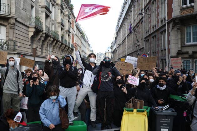 Catholic Institute of Paris and Paris-Panthéon-Assas Students Protest - Paris Students from the Catholic Institute of Paris and Paris-Panthéon-Assas University gather outside Paris-Panthéon-Assas University during a demonstration in support of high school students. The protesters are demanding the hiring of substitute teachers, increased resources, and decent learning conditions. Paris, France, October 8, 2026. Photo by Raphael Lafargue ABACAPRESS.COM Paris Ile-de-France France  Copyright: xLafarguexRaphael ABACAx