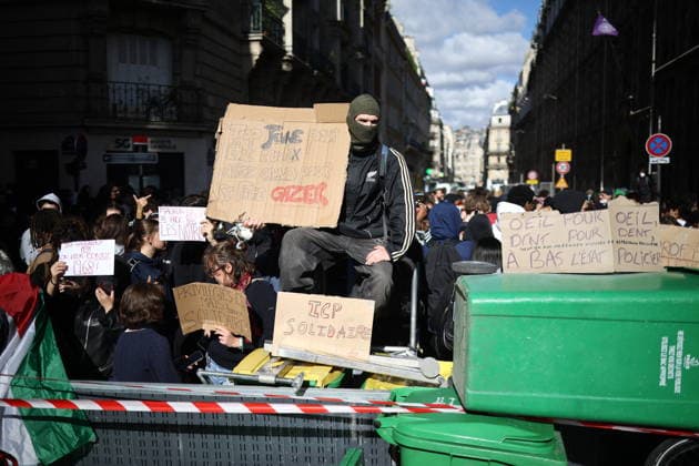 Catholic Institute of Paris and Paris-Panthéon-Assas Students Protest - Paris Students from the Catholic Institute of Paris and Paris-Panthéon-Assas University gather outside Paris-Panthéon-Assas University during a demonstration in support of high school students. The protesters are demanding the hiring of substitute teachers, increased resources, and decent learning conditions. Paris, France, October 8, 2026. Photo by Raphael Lafargue ABACAPRESS.COM Paris Ile-de-France France  Copyright: xLafarguexRaphael ABACAx