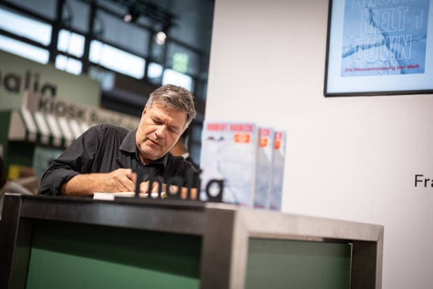 Ehemaliger Bundeswirtschaftsminister Robert Habeck präsentiert und signiert sein neues Buch Arctic Meltdown Die Neuvermessung der Welt auf der Buchmesse, Messestand Thalia Buchhandlung;Eindrücke von der Frankfurter Buchmesse 2026, Frankfurt Hessen Deutschland Messe