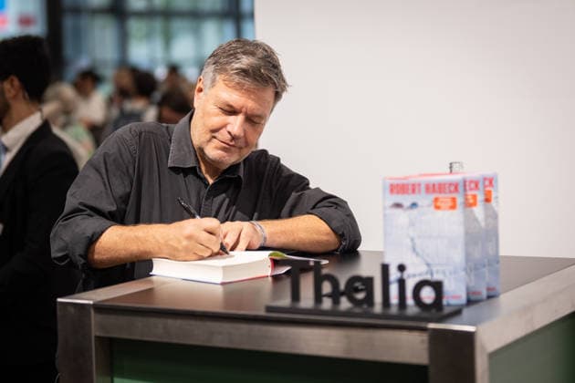Ehemaliger Bundeswirtschaftsminister Robert Habeck präsentiert und signiert sein neues Buch Arctic Meltdown Die Neuvermessung der Welt auf der Buchmesse, Messestand Thalia Buchhandlung;Eindrücke von der Frankfurter Buchmesse 2026, Frankfurt Hessen Deutschland Messe