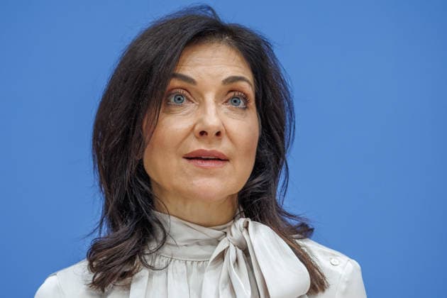 Bundesministerin fuer Wirtschaft und Energie Katherina Reiche und Dr. Benjamin Weigert, Abteilungsleiter Wirtschaft, im Haus der Bundespressekonferenz Vorstellung der Herbstprojektion 2026 der Bundesregierung, Bundesministerin fuer Wirtschaft und Energie Katherina Reiche und Dr. Benjamin Weigert, Abteilungsleiter Wirtschaft, im Haus der Bundespressekonferenz am 08.10.2026 in Berlin. Katherina Reiche spricht zu den Anwesenden. Berlin Berlin Deutschland Haus der Bundespressekonferenz
