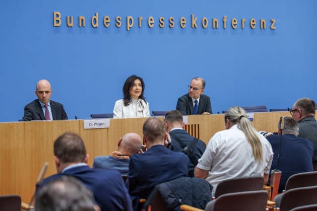 Bundesministerin fuer Wirtschaft und Energie Katherina Reiche und Dr. Benjamin Weigert, Abteilungsleiter Wirtschaft, im Haus der Bundespressekonferenz Vorstellung der Herbstprojektion 2026 der Bundesregierung, Bundesministerin fuer Wirtschaft und Energie Katherina Reiche und Dr. Benjamin Weigert, Abteilungsleiter Wirtschaft, im Haus der Bundespressekonferenz am 08.10.2026 in Berlin. Katherina Reiche spricht zu den Anwesenden. Berlin Berlin Deutschland Haus der Bundespressekonferenz