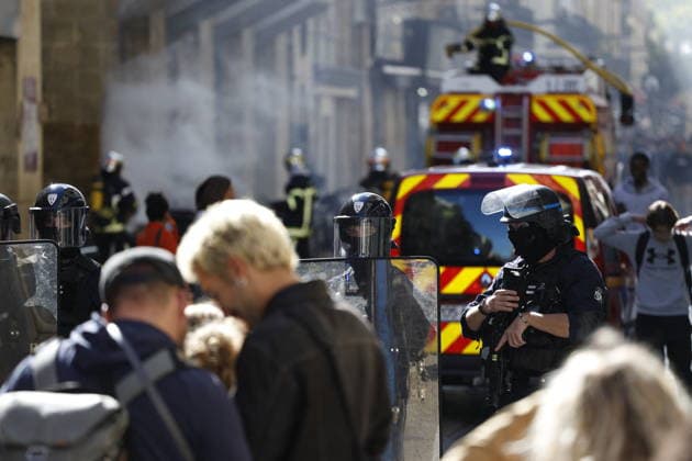 High School Michel de Montaigne Bloskade - Bordeaux Firefighters put out a fire in front of the High School Michel de Montaigne as Students blocking the High School Michel de Montaigne in Bordeaux, France on October 8, 2026 as they continue their protest to demand the hiring of substitute teachers, increased resources, and decent learning conditions. Photo by Margot Le Gonidec ABACAPRESS.COM Bordeaux France  Copyright: xLexGonidecxMargot ABACAx