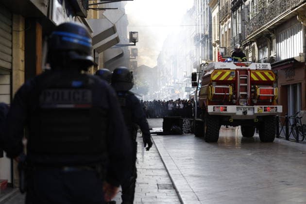 High School Michel de Montaigne Bloskade - Bordeaux Firefighters put out a fire in front of the High School Michel de Montaigne as Students blocking the High School Michel de Montaigne in Bordeaux, France on October 8, 2026 as they continue their protest to demand the hiring of substitute teachers, increased resources, and decent learning conditions. Photo by Margot Le Gonidec ABACAPRESS.COM Bordeaux France  Copyright: xLexGonidecxMargot ABACAx
