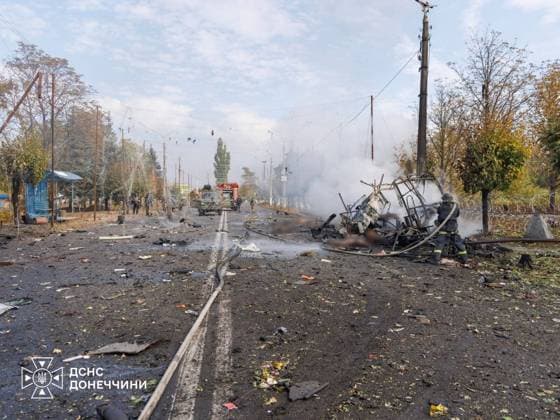33 killed and 18 injured in Russian strike on passenger buses in Donetsk region s Kramatorsk KRAMATORSK, UKRAINE - OCTOBER 8: (----EDITORIAL USE ONLY - MANDATORY CREDIT - UKRAINIAN STATE EMERGENCY SERVICE HANDOUT - NO MARKETING NO ADVERTISING CAMPAIGNS - DISTRIBUTED AS A SERVICE TO CLIENTS----) Firefighters perform cooling and search operations on the burnt shell of a passenger bus following a Russian missile and aerial bomb strike in Kramatorsk, Donetsk region, Ukraine on October 8, 2026. The strike targeted two civilian buses, killing 30 people in Kramatorsk, while shelling in nearby Bilenke claimed three more lives, bringing the total regional casualties to 33 dead and 18 injured. Emergency personnel recovered a victim from under the  Copyright: x2026xAnadoluxStatexEmergencyxServicexofxUkrainex xHandoutx