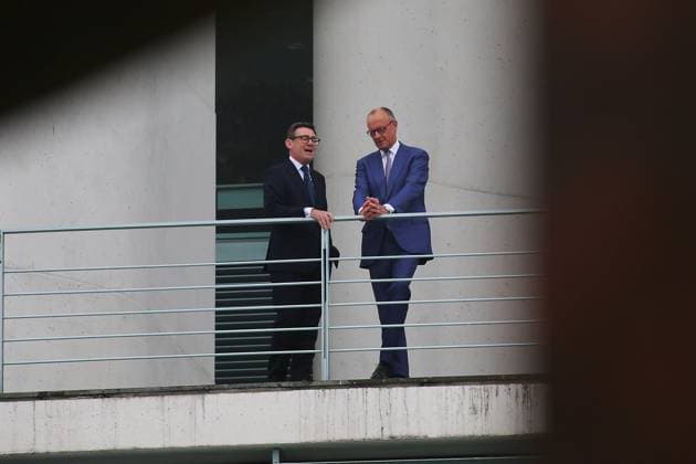 Berlin, Deutschland, 08.10.2026: Bundeskanzleramt: Empfang des Premierministers von Großbritannien: Andrew Andy Burnham und Bundeskanzler Friedrich Merz (CDU) bei Vier-Augen-Gespräch auf der Terrasse. Copyright: xdtsxNachrichtenagenturx dts_137574