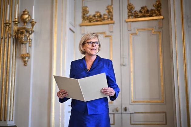 STOCKHOLM, SWEDEN 20261008 Ingrid Carlberg, Permanent Secretary of the Swedish Academy, announces that Anne Carson has been awarded the 2026 Nobel Prize in Literature at the Stock Exchange Building in Stockholm STOCKHOLM SWEDEN x10430x  Copyright: xChristinexOlsson TTx NOBELPRISET LITTERATUR 2026 BskCYMs32BQ
