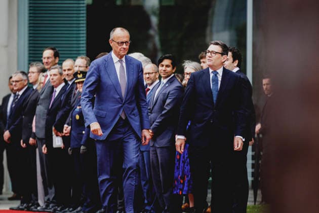 (L-R) Friedrich Merz (CDU), Bundeskanzler, und Andrew Burnham, Premierminister von Grossbritannien, aufgenommen im Rahmen des Empfangs mit Militaerischen Ehren im Bundeskanzleramt in Berlin, 08.10.2026. Berlin Deutschland Copyright: xFlorianxGaertnerx