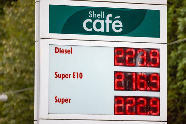 Wie ist die weitere Entwicklung der Spritpreise? Die Spritpreise sind weiterhin auf sehr hohem Niveau. Seit dem 01.10.2026 gilt der sogenannte Tankrabatt. Die Bundesregierung hat die Energiesteuer auf Benzin und Diesel bis Ende Dezember gesenkt. Die Ersparnis soll bei rund 17 Cent pro Liter liegen. SHELL Tankstelle in Siegen am Vormittag. Der aktuelle Preis fuer (für) Diesel, Super E10 und Super liegt weit ueber (über) 2 Euro. Diesel liegt bei 2,23 Euro, Super E10 bei 2,16 Euro und Super bei 2,22 Euro. Tankstelle, Spritpreise am 08.10.2026 in Siegen Deutschland.