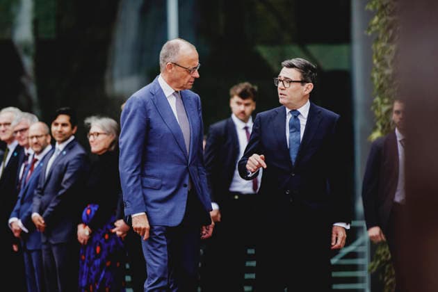 (L-R) Friedrich Merz (CDU), Bundeskanzler, und Andrew Burnham, Premierminister von Grossbritannien, aufgenommen im Rahmen des Empfangs mit Militaerischen Ehren im Bundeskanzleramt in Berlin, 08.10.2026. Berlin Deutschland Copyright: xFlorianxGaertnerx