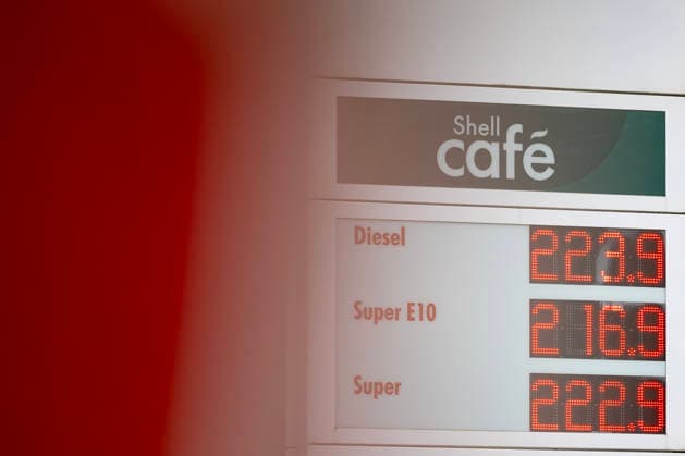 Wie ist die weitere Entwicklung der Spritpreise? Die Spritpreise sind weiterhin auf sehr hohem Niveau. Seit dem 01.10.2026 gilt der sogenannte Tankrabatt. Die Bundesregierung hat die Energiesteuer auf Benzin und Diesel bis Ende Dezember gesenkt. Die Ersparnis soll bei rund 17 Cent pro Liter liegen. SHELL Tankstelle in Siegen am Vormittag. Der aktuelle Preis fuer (für) Diesel, Super E10 und Super liegt weit ueber (über) 2 Euro. Diesel liegt bei 2,23 Euro, Super E10 bei 2,16 Euro und Super bei 2,22 Euro. Tankstelle, Spritpreise am 08.10.2026 in Siegen Deutschland.