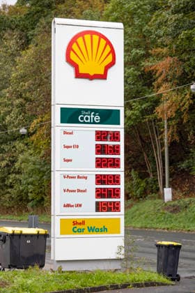 Wie ist die weitere Entwicklung der Spritpreise? Die Spritpreise sind weiterhin auf sehr hohem Niveau. Seit dem 01.10.2026 gilt der sogenannte Tankrabatt. Die Bundesregierung hat die Energiesteuer auf Benzin und Diesel bis Ende Dezember gesenkt. Die Ersparnis soll bei rund 17 Cent pro Liter liegen. SHELL Tankstelle in Siegen am Vormittag. Der aktuelle Preis fuer (für) Diesel, Super E10 und Super liegt weit ueber (über) 2 Euro. Diesel liegt bei 2,23 Euro, Super E10 bei 2,16 Euro und Super bei 2,22 Euro. Tankstelle, Spritpreise am 08.10.2026 in Siegen Deutschland.
