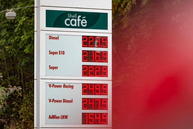 Wie ist die weitere Entwicklung der Spritpreise? Die Spritpreise sind weiterhin auf sehr hohem Niveau. Seit dem 01.10.2026 gilt der sogenannte Tankrabatt. Die Bundesregierung hat die Energiesteuer auf Benzin und Diesel bis Ende Dezember gesenkt. Die Ersparnis soll bei rund 17 Cent pro Liter liegen. SHELL Tankstelle in Siegen am Vormittag. Der aktuelle Preis fuer (für) Diesel, Super E10 und Super liegt weit ueber (über) 2 Euro. Diesel liegt bei 2,23 Euro, Super E10 bei 2,16 Euro und Super bei 2,22 Euro. Tankstelle, Spritpreise am 08.10.2026 in Siegen Deutschland.