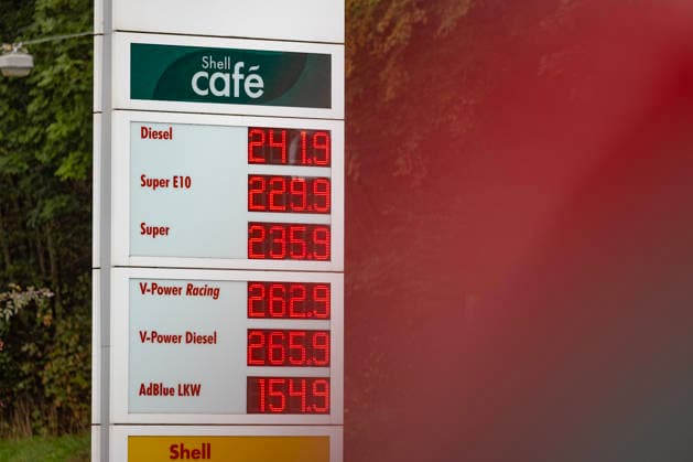 Wie ist die weitere Entwicklung der Spritpreise? Die Spritpreise sind weiterhin auf sehr hohem Niveau. Seit dem 01.10.2026 gilt der sogenannte Tankrabatt. Die Bundesregierung hat die Energiesteuer auf Benzin und Diesel bis Ende Dezember gesenkt. Die Ersparnis soll bei rund 17 Cent pro Liter liegen. SHELL Tankstelle in Siegen am Mittag nach der Preisumstellung um 12:00 Uhr. Der aktuelle Preis fuer (für) Diesel, Super E10 und Super liegt weit ueber (über) 2 Euro. Diesel liegt bei 2,41 Euro, Super E10 bei 2,29 Euro und Super bei 2,35 Euro. Tankstelle, Spritpreise am 08.10.2026 in Siegen Deutschland.