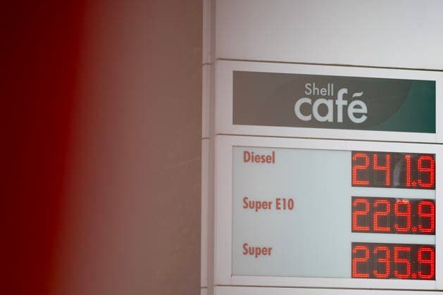 Wie ist die weitere Entwicklung der Spritpreise? Die Spritpreise sind weiterhin auf sehr hohem Niveau. Seit dem 01.10.2026 gilt der sogenannte Tankrabatt. Die Bundesregierung hat die Energiesteuer auf Benzin und Diesel bis Ende Dezember gesenkt. Die Ersparnis soll bei rund 17 Cent pro Liter liegen. SHELL Tankstelle in Siegen am Mittag nach der Preisumstellung um 12:00 Uhr. Der aktuelle Preis fuer (für) Diesel, Super E10 und Super liegt weit ueber (über) 2 Euro. Diesel liegt bei 2,41 Euro, Super E10 bei 2,29 Euro und Super bei 2,35 Euro. Tankstelle, Spritpreise am 08.10.2026 in Siegen Deutschland.