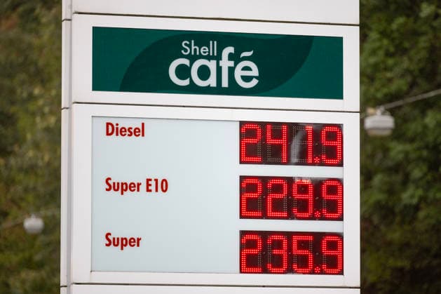 Wie ist die weitere Entwicklung der Spritpreise? Die Spritpreise sind weiterhin auf sehr hohem Niveau. Seit dem 01.10.2026 gilt der sogenannte Tankrabatt. Die Bundesregierung hat die Energiesteuer auf Benzin und Diesel bis Ende Dezember gesenkt. Die Ersparnis soll bei rund 17 Cent pro Liter liegen. SHELL Tankstelle in Siegen am Mittag nach der Preisumstellung um 12:00 Uhr. Der aktuelle Preis fuer (für) Diesel, Super E10 und Super liegt weit ueber (über) 2 Euro. Diesel liegt bei 2,41 Euro, Super E10 bei 2,29 Euro und Super bei 2,35 Euro. Tankstelle, Spritpreise am 08.10.2026 in Siegen Deutschland.