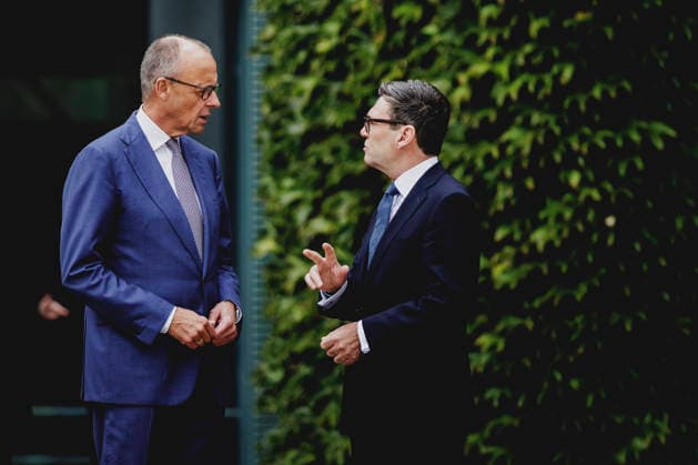 (L-R) Friedrich Merz (CDU), Bundeskanzler, und Andrew Burnham, Premierminister von Grossbritannien, aufgenommen im Rahmen des Empfangs mit Militaerischen Ehren im Bundeskanzleramt in Berlin, 08.10.2026. Berlin Deutschland Copyright: xFlorianxGaertnerx