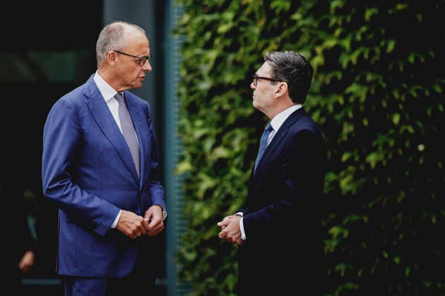 (L-R) Friedrich Merz (CDU), Bundeskanzler, und Andrew Burnham, Premierminister von Grossbritannien, aufgenommen im Rahmen des Empfangs mit Militaerischen Ehren im Bundeskanzleramt in Berlin, 08.10.2026. Berlin Deutschland Copyright: xFlorianxGaertnerx