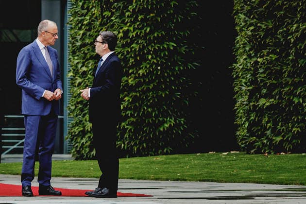 (L-R) Friedrich Merz (CDU), Bundeskanzler, und Andrew Burnham, Premierminister von Grossbritannien, aufgenommen im Rahmen des Empfangs mit Militaerischen Ehren im Bundeskanzleramt in Berlin, 08.10.2026. Berlin Deutschland Copyright: xFlorianxGaertnerx