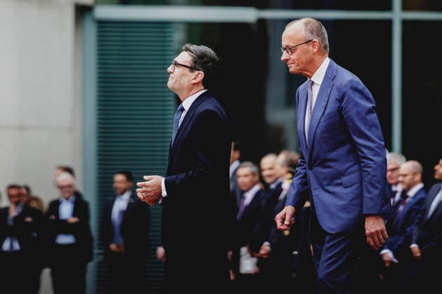 (R-L) Friedrich Merz (CDU), Bundeskanzler, und Andrew Burnham, Premierminister von Grossbritannien, aufgenommen im Rahmen des Empfangs mit Militaerischen Ehren im Bundeskanzleramt in Berlin, 08.10.2026. Berlin Deutschland Copyright: xFlorianxGaertnerx