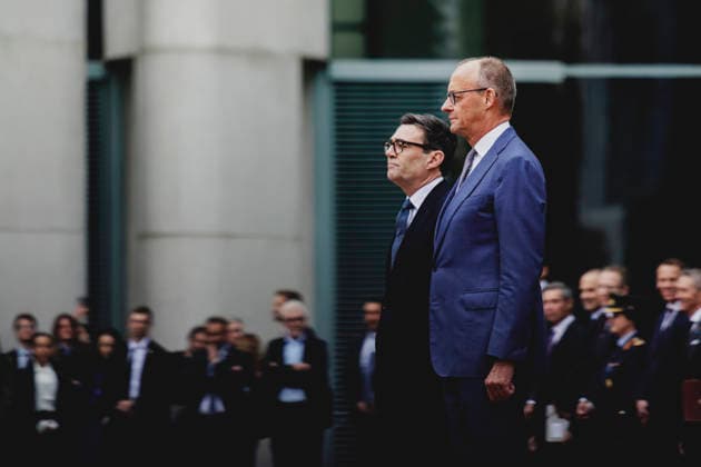 (R-L) Friedrich Merz (CDU), Bundeskanzler, und Andrew Burnham, Premierminister von Grossbritannien, aufgenommen im Rahmen des Empfangs mit Militaerischen Ehren im Bundeskanzleramt in Berlin, 08.10.2026. Berlin Deutschland Copyright: xFlorianxGaertnerx