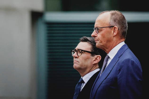 (R-L) Friedrich Merz (CDU), Bundeskanzler, und Andrew Burnham, Premierminister von Grossbritannien, aufgenommen im Rahmen des Empfangs mit Militaerischen Ehren im Bundeskanzleramt in Berlin, 08.10.2026. Berlin Deutschland Copyright: xFlorianxGaertnerx