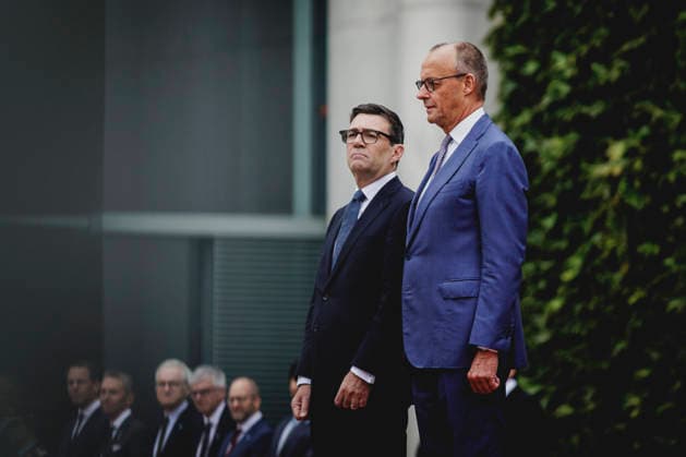 (R-L) Friedrich Merz (CDU), Bundeskanzler, und Andrew Burnham, Premierminister von Grossbritannien, aufgenommen im Rahmen des Empfangs mit Militaerischen Ehren im Bundeskanzleramt in Berlin, 08.10.2026. Berlin Deutschland Copyright: xFlorianxGaertnerx