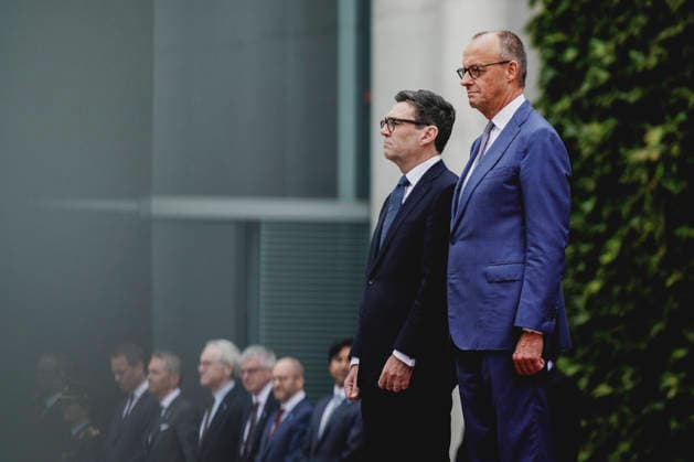 (R-L) Friedrich Merz (CDU), Bundeskanzler, und Andrew Burnham, Premierminister von Grossbritannien, aufgenommen im Rahmen des Empfangs mit Militaerischen Ehren im Bundeskanzleramt in Berlin, 08.10.2026. Berlin Deutschland Copyright: xFlorianxGaertnerx