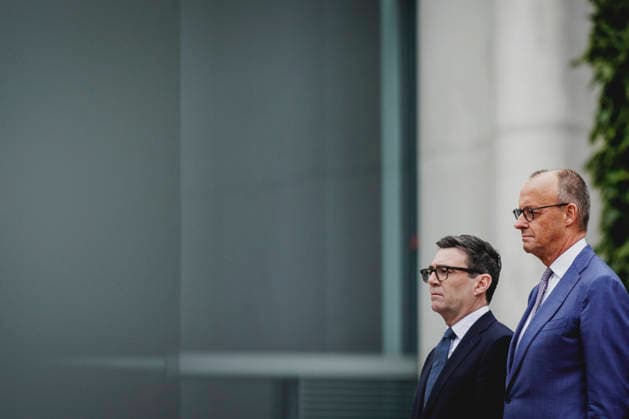 (R-L) Friedrich Merz (CDU), Bundeskanzler, und Andrew Burnham, Premierminister von Grossbritannien, aufgenommen im Rahmen des Empfangs mit Militaerischen Ehren im Bundeskanzleramt in Berlin, 08.10.2026. Berlin Deutschland Copyright: xFlorianxGaertnerx