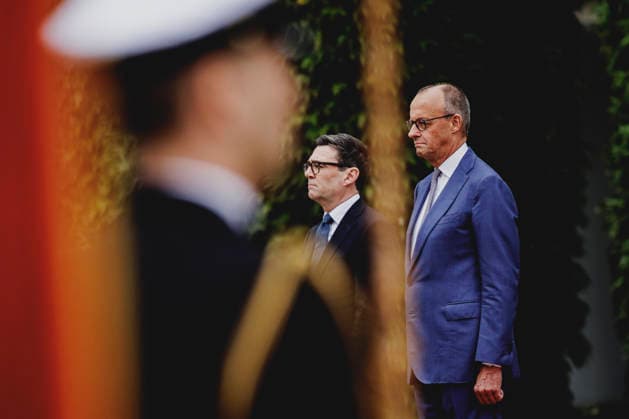 (R-L) Friedrich Merz (CDU), Bundeskanzler, und Andrew Burnham, Premierminister von Grossbritannien, aufgenommen im Rahmen des Empfangs mit Militaerischen Ehren im Bundeskanzleramt in Berlin, 08.10.2026. Berlin Deutschland Copyright: xFlorianxGaertnerx
