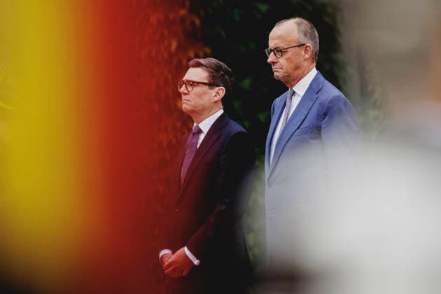 (R-L) Friedrich Merz (CDU), Bundeskanzler, und Andrew Burnham, Premierminister von Grossbritannien, aufgenommen im Rahmen des Empfangs mit Militaerischen Ehren im Bundeskanzleramt in Berlin, 08.10.2026. Berlin Deutschland Copyright: xFlorianxGaertnerx