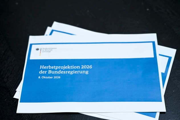 ABB BPK- Herbstgutachten in gedruckter Form Papier Vorstellung der Herbstprojektion 2026 der Bundesregierung auf der BPK Bundespressekonferenz in Berlin am 08.10.2026 Berlin Deutschland