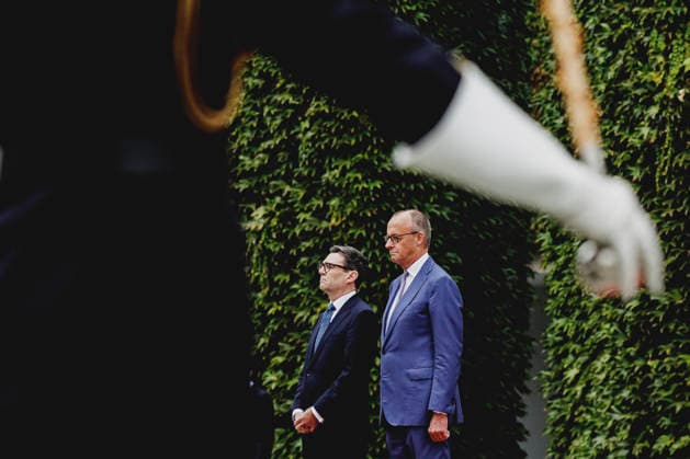 (R-L) Friedrich Merz (CDU), Bundeskanzler, und Andrew Burnham, Premierminister von Grossbritannien, aufgenommen im Rahmen des Empfangs mit Militaerischen Ehren im Bundeskanzleramt in Berlin, 08.10.2026. Berlin Deutschland Copyright: xFlorianxGaertnerx