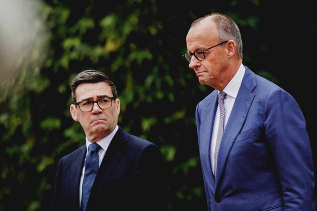(R-L) Friedrich Merz (CDU), Bundeskanzler, und Andrew Burnham, Premierminister von Grossbritannien, aufgenommen im Rahmen des Empfangs mit Militaerischen Ehren im Bundeskanzleramt in Berlin, 08.10.2026. Berlin Deutschland Copyright: xFlorianxGaertnerx