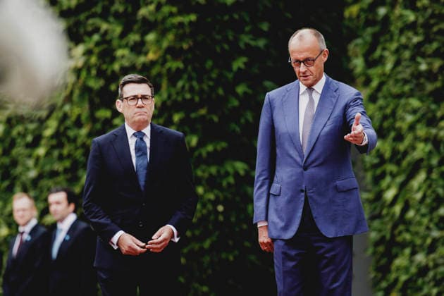 (R-L) Friedrich Merz (CDU), Bundeskanzler, und Andrew Burnham, Premierminister von Grossbritannien, aufgenommen im Rahmen des Empfangs mit Militaerischen Ehren im Bundeskanzleramt in Berlin, 08.10.2026. Berlin Deutschland Copyright: xFlorianxGaertnerx