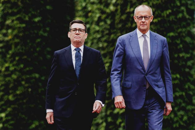 (R-L) Friedrich Merz (CDU), Bundeskanzler, und Andrew Burnham, Premierminister von Grossbritannien, aufgenommen im Rahmen des Empfangs mit Militaerischen Ehren im Bundeskanzleramt in Berlin, 08.10.2026. Berlin Deutschland Copyright: xFlorianxGaertnerx
