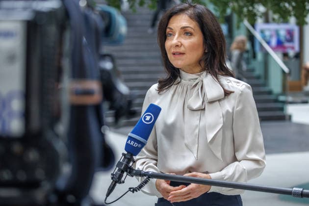 Bundesministerin fuer Wirtschaft und Energie Katherina Reiche und Dr. Benjamin Weigert, Abteilungsleiter Wirtschaft, im Haus der Bundespressekonferenz Vorstellung der Herbstprojektion 2026 der Bundesregierung, Bundesministerin fuer Wirtschaft und Energie Katherina Reiche und Dr. Benjamin Weigert, Abteilungsleiter Wirtschaft, im Haus der Bundespressekonferenz am 08.10.2026 in Berlin. Katherina Reiche spricht zu den Anwesenden in einem Interview. Berlin Berlin Deutschland Haus der Bundespressekonferenz