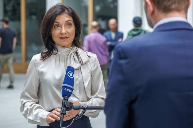 Bundesministerin fuer Wirtschaft und Energie Katherina Reiche und Dr. Benjamin Weigert, Abteilungsleiter Wirtschaft, im Haus der Bundespressekonferenz Vorstellung der Herbstprojektion 2026 der Bundesregierung, Bundesministerin fuer Wirtschaft und Energie Katherina Reiche und Dr. Benjamin Weigert, Abteilungsleiter Wirtschaft, im Haus der Bundespressekonferenz am 08.10.2026 in Berlin. Katherina Reiche spricht zu den Anwesenden in einem Interview. Berlin Berlin Deutschland Haus der Bundespressekonferenz