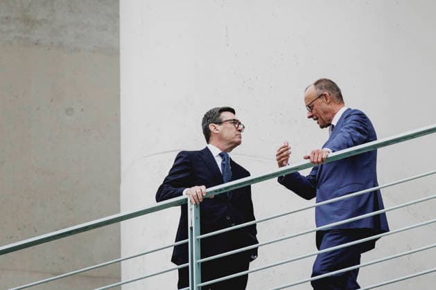 (R-L) Friedrich Merz (CDU), Bundeskanzler, und Andrew Burnham, Premierminister von Grossbritannien, aufgenommen im Rahmen eines Gespraeches auf dem Balkon im Bundeskanzleramt in Berlin, 08.10.2026. Berlin Deutschland Copyright: xFlorianxGaertnerx