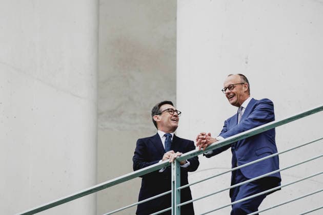 (R-L) Friedrich Merz (CDU), Bundeskanzler, und Andrew Burnham, Premierminister von Grossbritannien, aufgenommen im Rahmen eines Gespraeches auf dem Balkon im Bundeskanzleramt in Berlin, 08.10.2026. Berlin Deutschland Copyright: xFlorianxGaertnerx