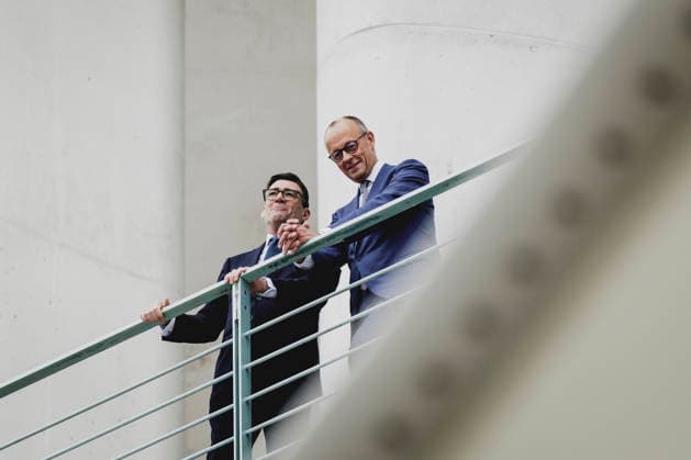 (R-L) Friedrich Merz (CDU), Bundeskanzler, und Andrew Burnham, Premierminister von Grossbritannien, aufgenommen im Rahmen eines Gespraeches auf dem Balkon im Bundeskanzleramt in Berlin, 08.10.2026. Berlin Deutschland Copyright: xFlorianxGaertnerx