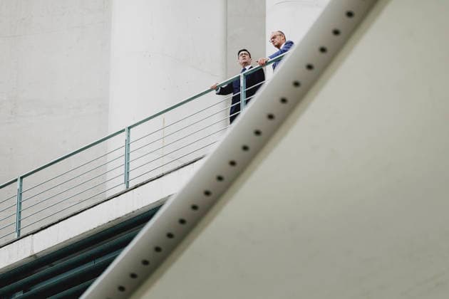 (R-L) Friedrich Merz (CDU), Bundeskanzler, und Andrew Burnham, Premierminister von Grossbritannien, aufgenommen im Rahmen eines Gespraeches auf dem Balkon im Bundeskanzleramt in Berlin, 08.10.2026. Berlin Deutschland Copyright: xFlorianxGaertnerx