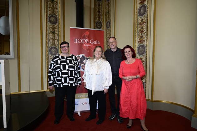 Lea Ackermann, Kathy Kelly, Stefan Hippler und Viola Klein beim Pressegespräch und Präsentation des 16. HOPE-Award zur 18. HOPE-Gala Dresden im Schauspielhaus Dresden. Dresden, 08.10.2026 Copyright: xMatthiasxWehnertx