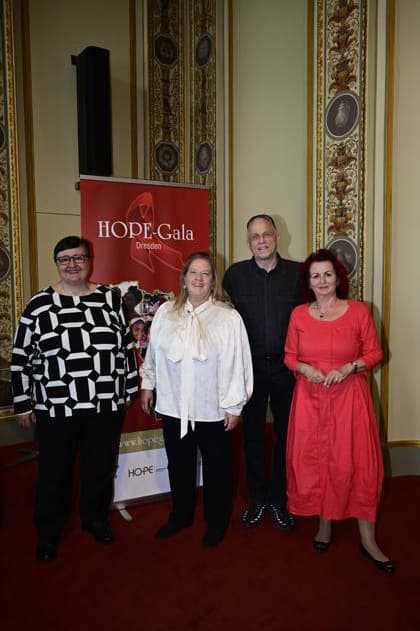 Lea Ackermann, Kathy Kelly, Stefan Hippler und Viola Klein beim Pressegespräch und Präsentation des 16. HOPE-Award zur 18. HOPE-Gala Dresden im Schauspielhaus Dresden. Dresden, 08.10.2026 Copyright: xMatthiasxWehnertx