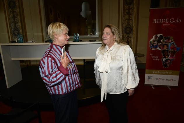 Angelika Lunzer und Kathy Kelly beim Pressegespräch und Präsentation des 16. HOPE-Award zur 18. HOPE-Gala Dresden im Schauspielhaus Dresden. Dresden, 08.10.2026 Copyright: xMatthiasxWehnertx
