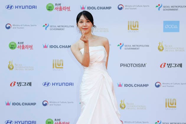 red carpet at Seoul Drama Awards in South Korea South Korean singer and actress Jeong Eun-ji poses for photos on the red carpet during the 21st Seoul International Drama Awards in Seoul, South Korea, on October 08, 2026. Seoul South Korea  Copyright: xMatrixxImages JungxUi-Chelx