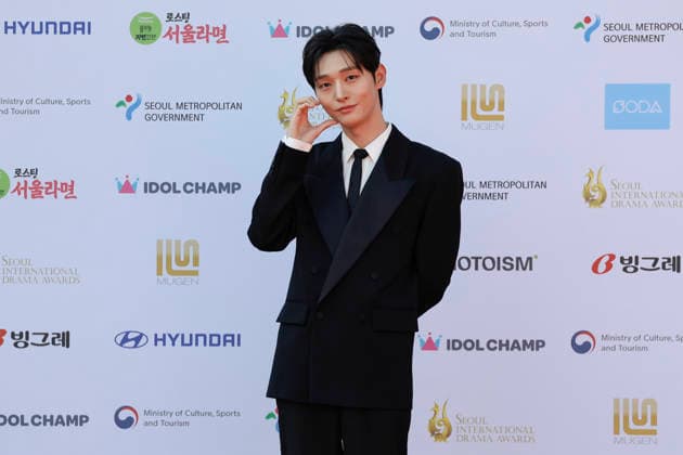 red carpet at Seoul Drama Awards in South Korea South Korean singer and actor Yoon Ji-sung poses for photos on the red carpet during the 21st Seoul International Drama Awards in Seoul, South Korea, on October 08, 2026. Seoul South Korea  Copyright: xMatrixxImages JungxUi-Chelx