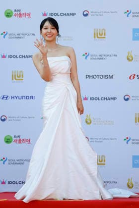red carpet at Seoul Drama Awards in South Korea South Korean singer and actress Jeong Eun-ji poses for photos on the red carpet during the 21st Seoul International Drama Awards in Seoul, South Korea, on October 08, 2026. Seoul South Korea  Copyright: xMatrixxImages JungxUi-Chelx