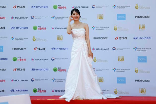 red carpet at Seoul Drama Awards in South Korea South Korean singer and actress Jeong Eun-ji poses for photos on the red carpet during the 21st Seoul International Drama Awards in Seoul, South Korea, on October 08, 2026. Seoul South Korea  Copyright: xMatrixxImages JungxUi-Chelx